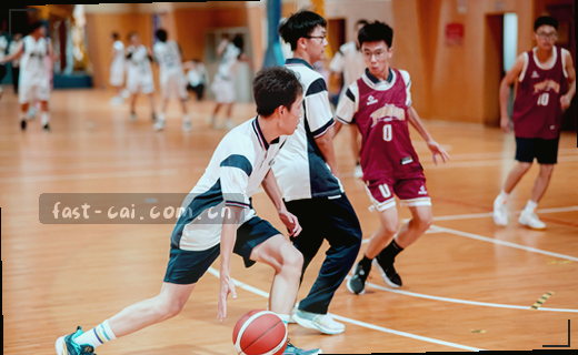坐在窗前，手中翻开一本泛黄的书页。